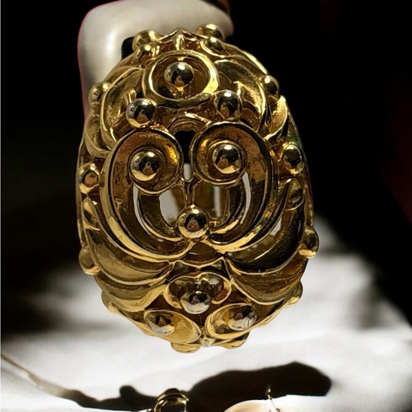 Vintage St John Gold Plated Openwork Clip Earrings 1-1/4” - Picture 3 of 10